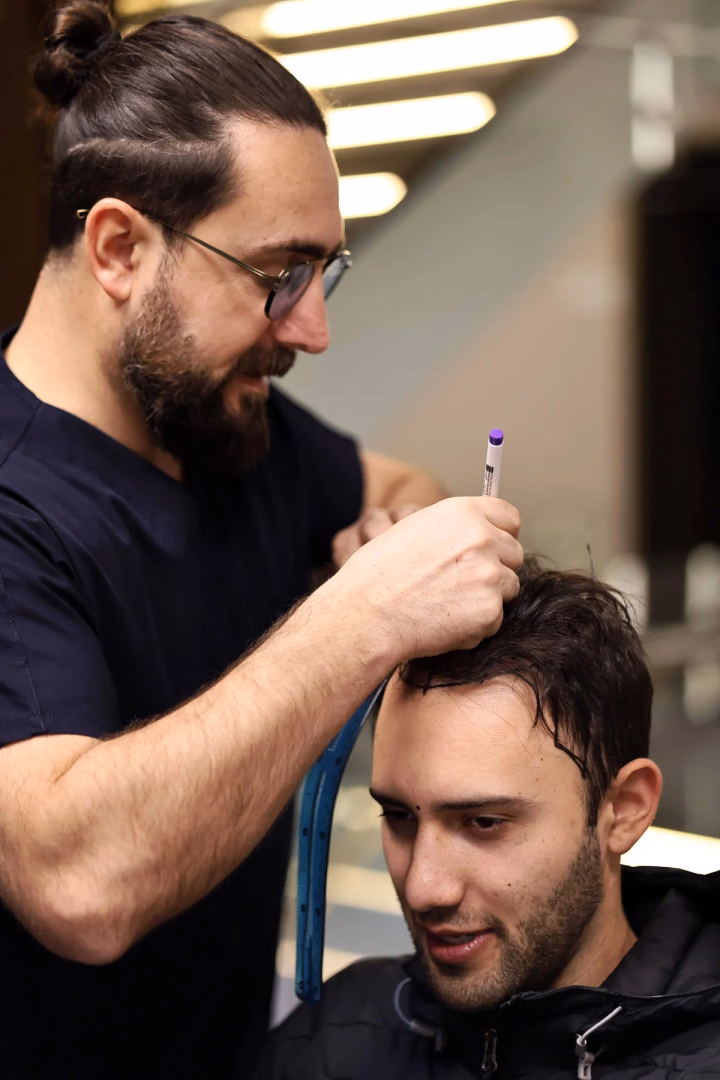 Görüşme sırasında saç çizgisi tasarımı
